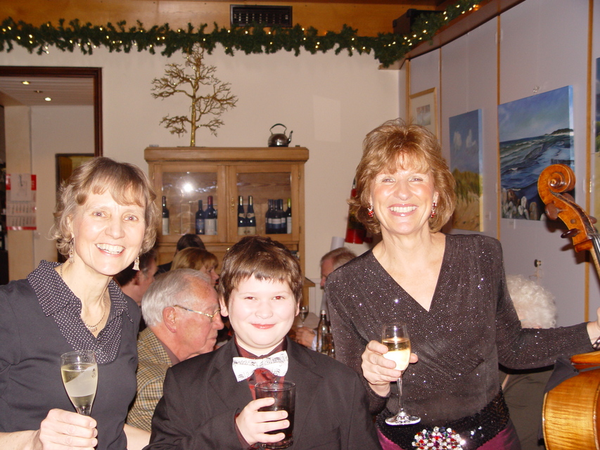 Leonard Rees durfte bei einer Weihnachtsfeier, die von Prof. Maria Kliegel 2007 organisiert wurde, zwei St&uuml;cke vorspielen